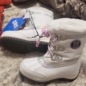 Snow boots